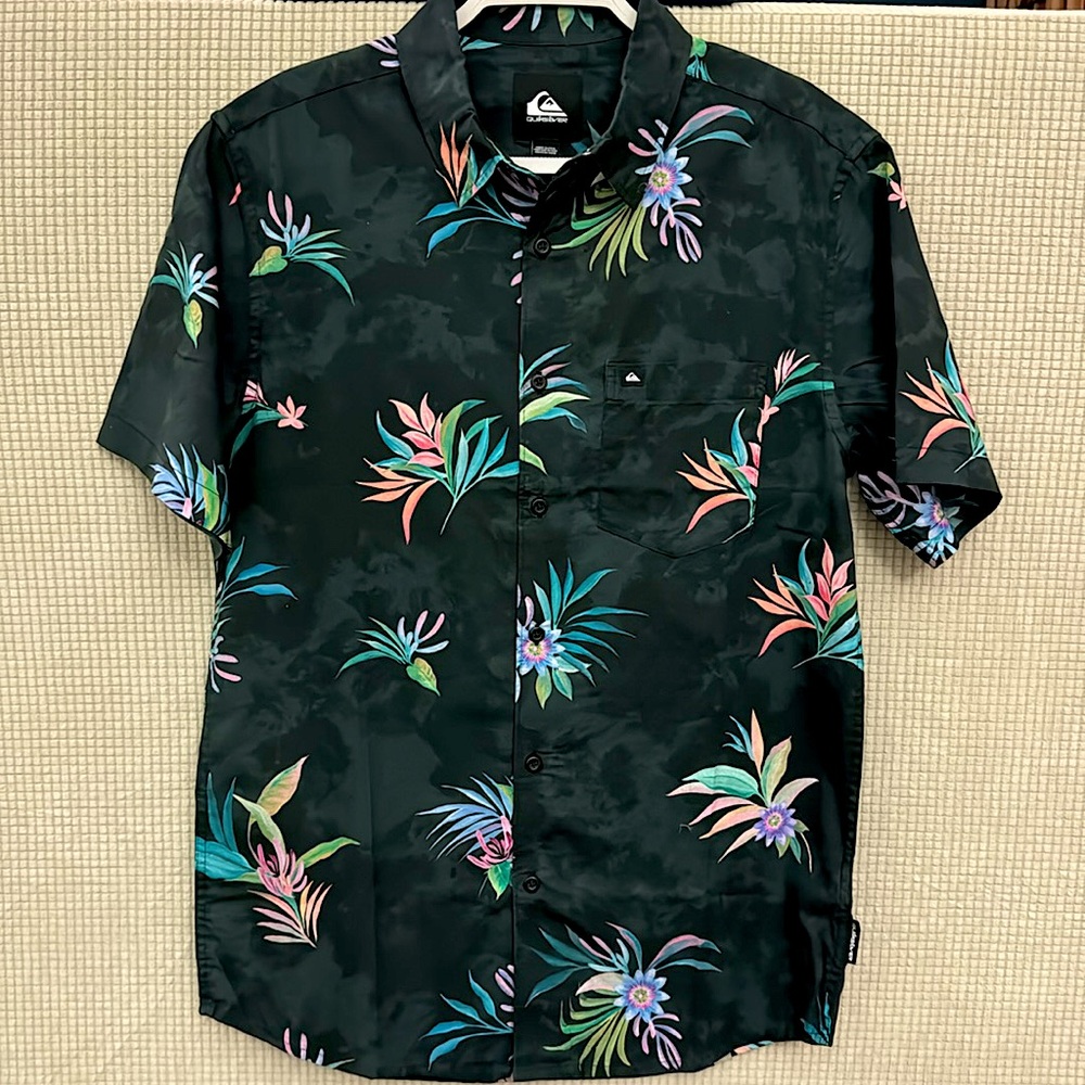 Quicksilver Short Sleeve Button-Up Shirt Black Floral Men’s Size Small NWT!